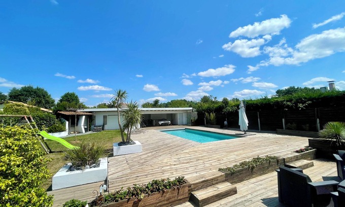 Eysines House | Family home - Sleeps 10 - Heated pool - Air conditioning