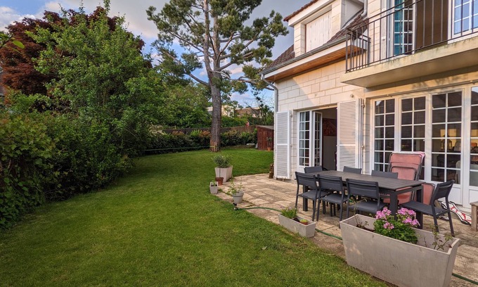 Bailly House | Family home with garden near Versailles
