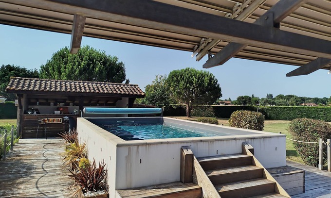 Leon Villa | Family home with large garden and swimming pool. Close to the lake and village.