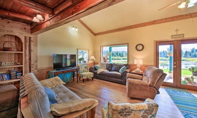 Priest River House | Family Home with Stunning River and Mountain View