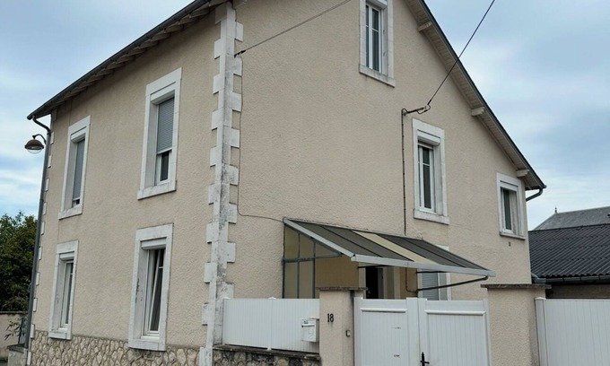 Bourges House | Family house, 13 beds, 3 bathrooms, 3 toilets, terrace, garden, free parking