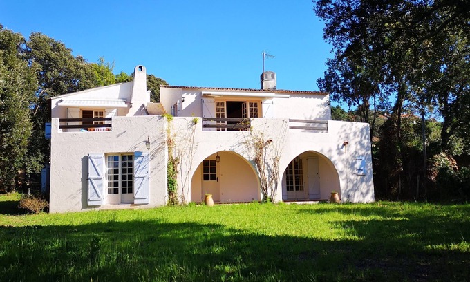 Isolella Villa | Family house direct access to the beach.