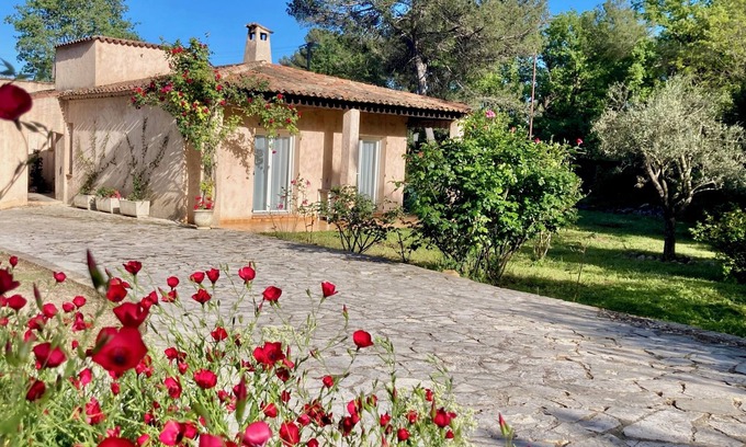 Roquefort-les-Pins House | Family house. Fresh eggs & vegetables. Barbecue. Ping pong & games