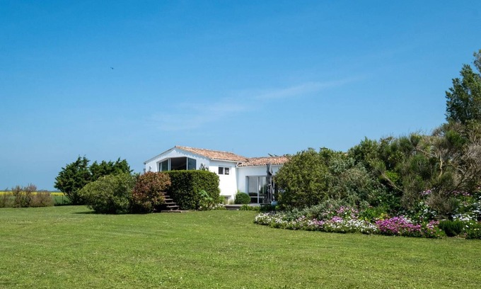 Les Portes-en-Re House | Family house oeverlooking the Golf in a 7500sq mt garden