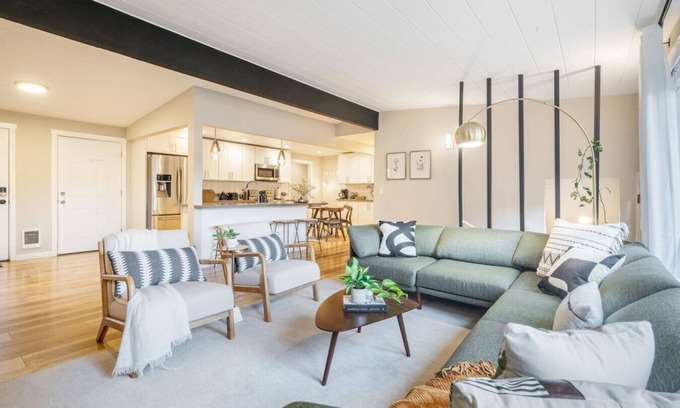 Richmond Highlands Apartment | Family | King Bed | BBQ | Fire Pit | Mins to City