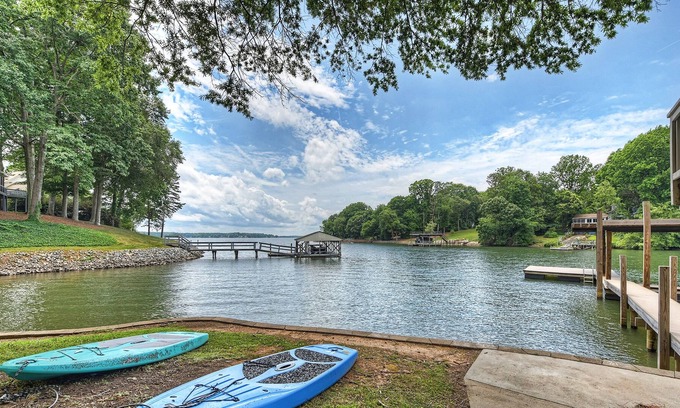 Mooresville House | Family Lakehouse Retreat | Hot Tub | Fire Pit| Main Channel | sleeps 28