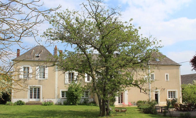 Chateau-Renard House | Family manor 1h30 from Paris, wooded garden, fireplace, pool table