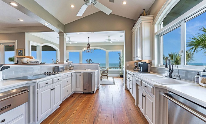 Plantation House | Family, Memories and BEACHFRONT! WIFI, Dog friendly, No contact check in/out