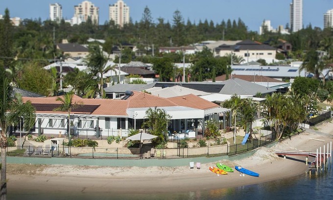 Broadbeach Waters House | FAMILY OASIS BEACH RESORT