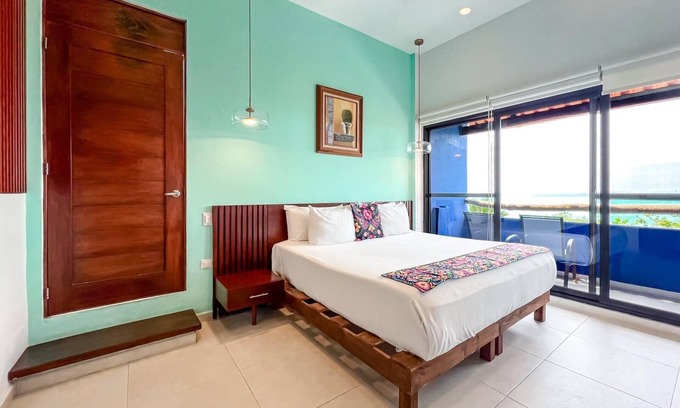 Isla Mujeres Hotel | Family Ocean View Room at Casa De Los Suenos