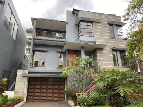 Bandung Villa | Family Only Cozy Villa on Top of Bandung - De Reiz Iris Syariah 4BR