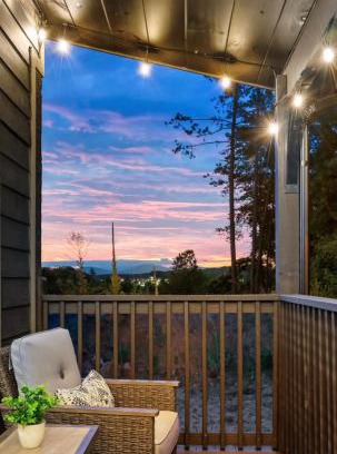 Sevierville House | Family or couple retreat next to Downtown, Dollywood & Smoky Mountains!
