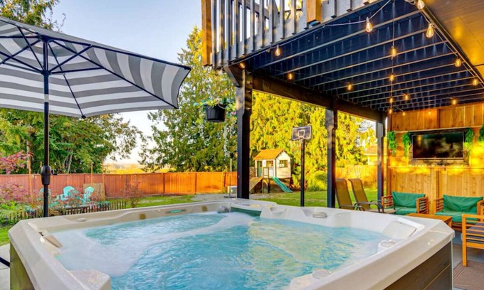 Mount Vernon House | Family Paradise, hot tub, fire pit area, Play House, cozy and spacious
