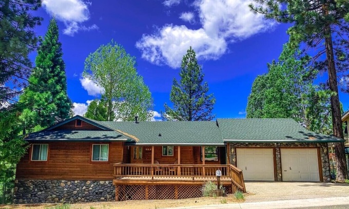 Pioneer Trail Cabin | Family & Pet Friendly, Enjoy a Relaxing Vacation in Tahoe