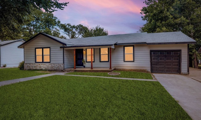 South Arlington House | Family & Pet-Friendly 4BR Home, Walk to Stadiums
