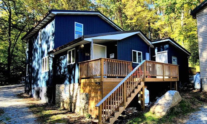 Jefferson Township Cabin | Family, Pet Friendly Cabin 5 minutes away from Hidden Valley Resort!