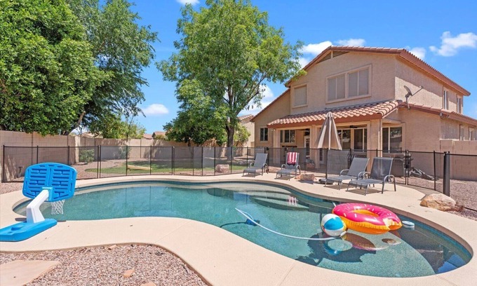 Gilbert House | Family & Pet friendly Gilbert 6bd, heated pool/WiFi near SanTan Village/TopGolf