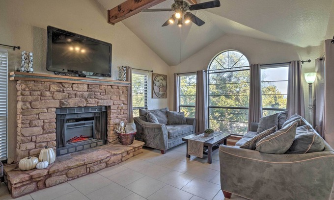 Briarcliff House | Family & Pet Friendly LAKE TRAVIS Retreat! DEER/Golf/Pickleball/BOATS welcome!