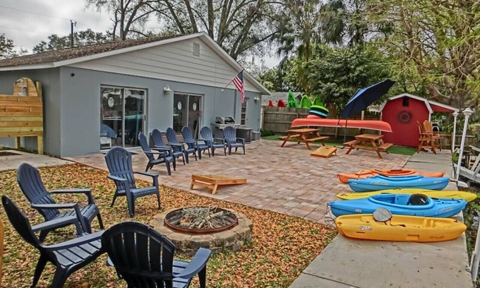 Weeki Wachee Gardens House | Family & Pet-Friendly Weeki Wachee Home w/Kayaks, Games & Firepit