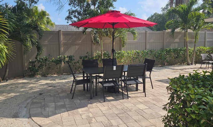 Ridge Wood Heights House | Family Poolside Paradise on Quiet Cul-de-Sac 4.7 Miles from Siesta Key Beach