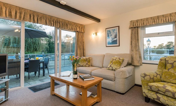 Christchurch Cottage | Family Private Bathroom The Swan room at Riverside Park Self Catering Holidays