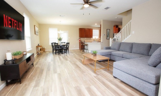 Wetmore House | Family Relaxing & Bright Family Gem Mins from Downtown!