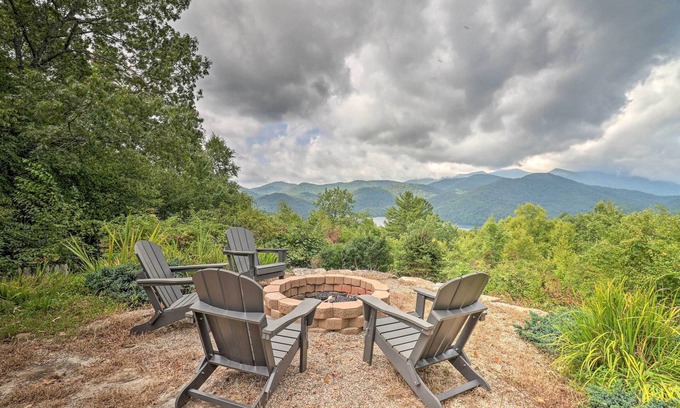 Topton Cabin | Family Retreat Cabin w/Summit, Lake Views, Deck!