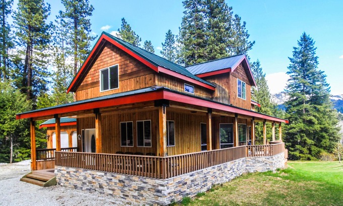 Ardenvoir House | Family Retreat with Mountain Views ★ Entertainment Room ★ Hot tub