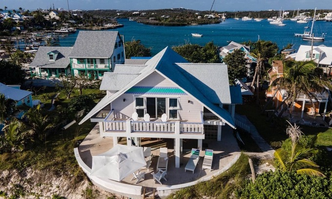 Hope Town House | Family sized, beach-front house in the heart of Hope Town settlement