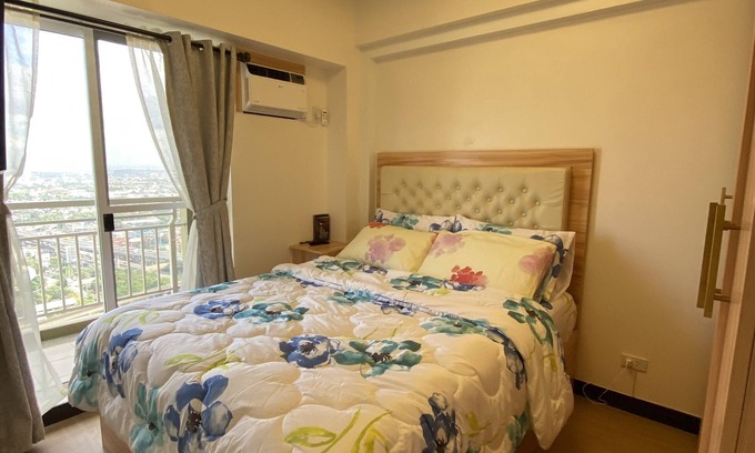 A. Bonifacio Condo | Family-sized condo w/hot shower, Wi-Fi, TV, terrace on 39F