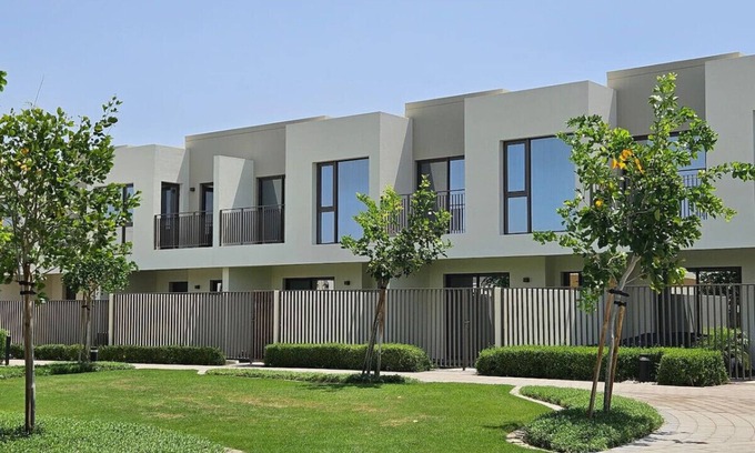 Dubai House | Family townhouse with pool & gym