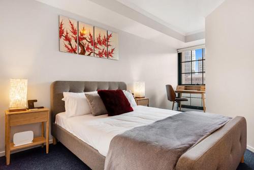 Melbourne Central Business District Apartment | Family Unit with Balcony, Free Trams to CBD Sights