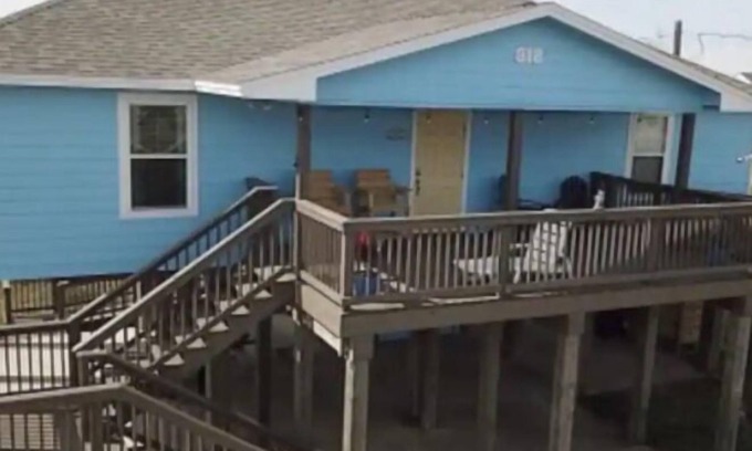Surfside Beach House | Family Vacation Getawayn3 Bedroom 2 Bathroom Sleeps 8