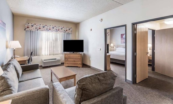 Palm Valley Hotel | Family Vacay! Spacious Unit, Pool, Free Breakfast, Wifi, and Parking