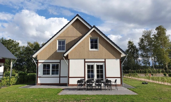 Susteren House | Family villa with 6 bedrooms, 2 bathrooms and a garden