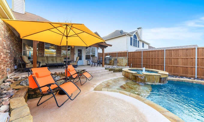 Frisco House | Fancy home in Frisco-Heated spa &pool BBQ Gameroom close to DFW sleep 10-14