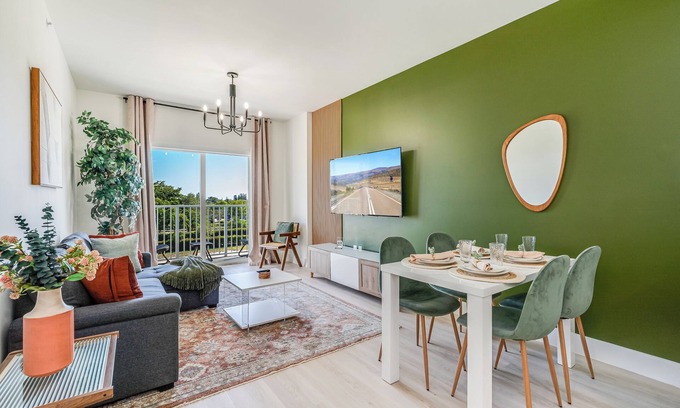 Hallandale Beach Apartment | Fantastic 2/2 Apt in Hallandale Beach with WiFi, AC
