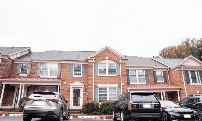 Springfield House | Fantastic 3-bedroom townhome with in Springfield
