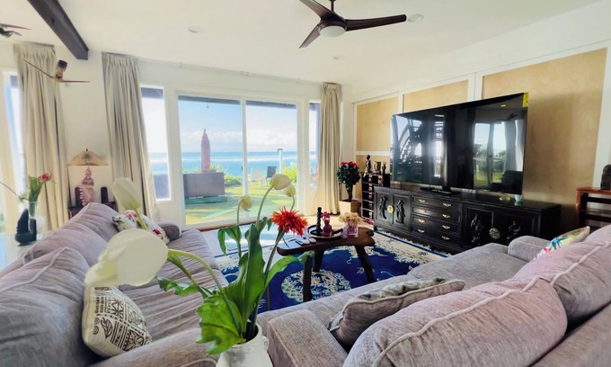Waialee Apartment | FANTASTIC apartment in charming Haleiwa with WiFi, AC beachfront