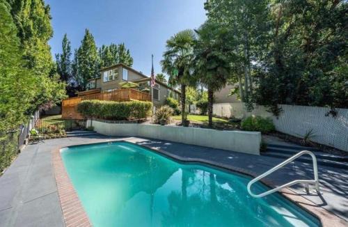 Medford House | Fantastic Bright 4 Bedroom- Deck - Fireplaces