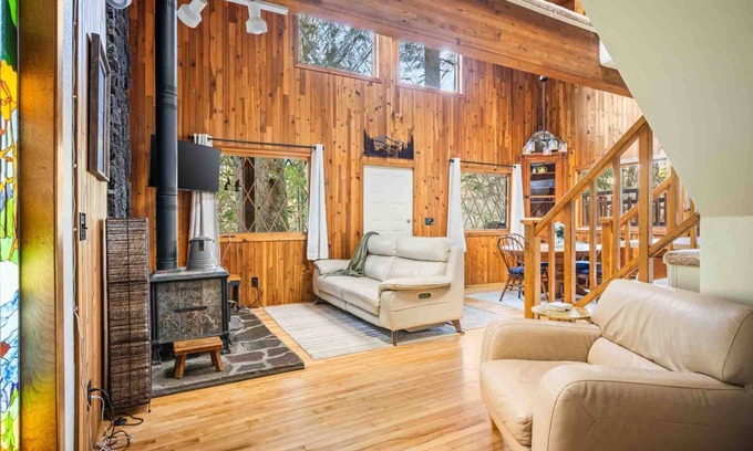 Welches House | Fantastic Cabin on the Banks of Crystal Creek, Huge Deck, Pet Friendly, 14 Miles to Government Camp