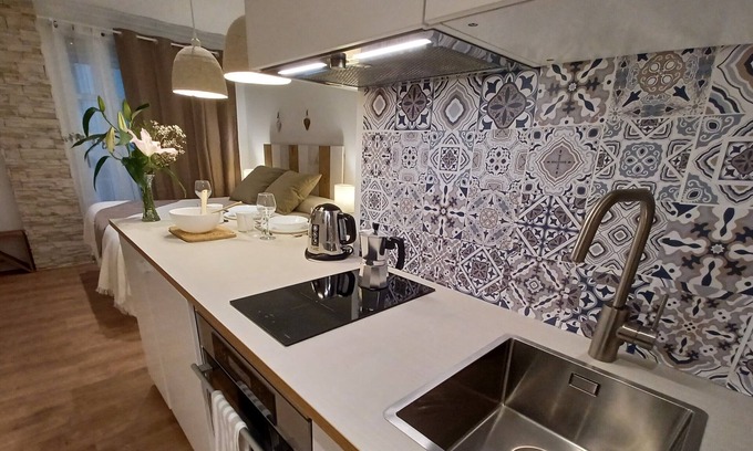 Alicante City Centre Apartment | Fantastic central and romantic studio 5 min. from the beach-Wifi-Aire Acon.