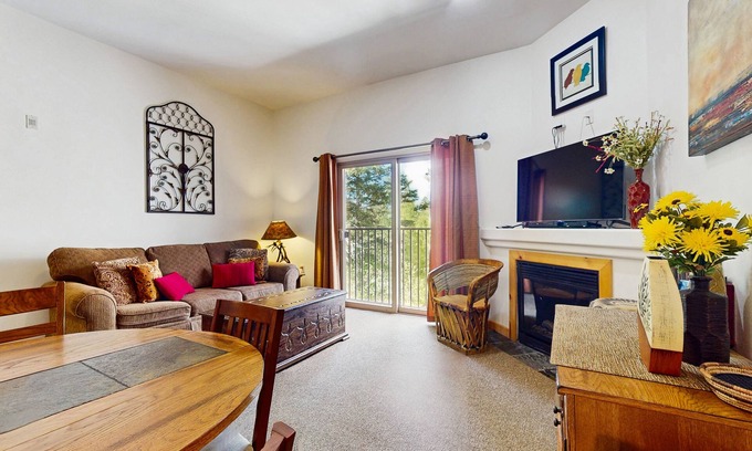 Taos Ski Valley Condo | Fantastic condo close to skiing with fireplace, gym, Ping-Pong - Snowbirds okay