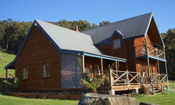 Snug House | Fantastic getaway for family or friends with spectacular views.