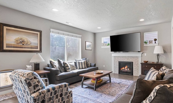 Southeast Bend House | Fantastic High Desert Retreat, Pet Friendly, Fenced Backyard w/Covered Patio, Ping Pong, BBQ