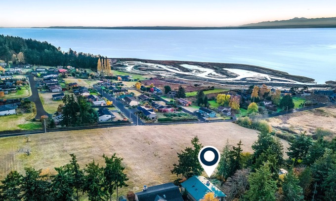 Clinton House | Fantastic home with water view, fireplace, full kitchen & washer/dryer