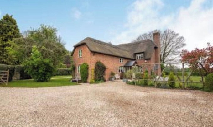 Swindon Cottage | Fantastic large Thatched country 4 Bedroom Cottage in own grounds
