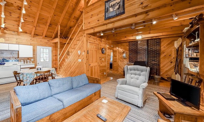 Wayne Cabin | Fantastic retreat close to lake with nearby boat access & private beach - dog OK