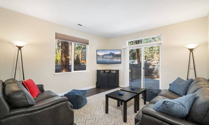 Southwest Bend House | Fantastic Single Level Family Retreat, Fenced Yard, Huge Deck w/Seating, 5 Minutes to Downtown Bend