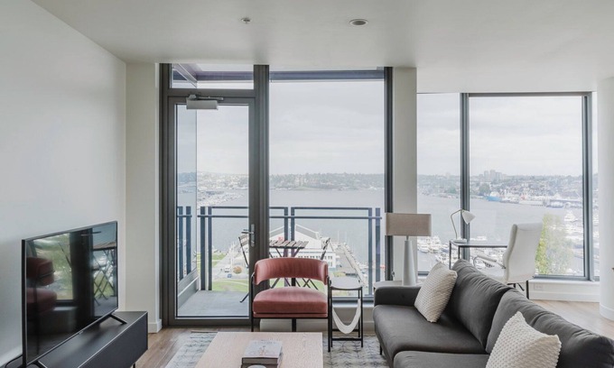 South Lake Union Apartment | Fantastic SLU 2BR w/Gym, Media Room, W/D & Rofotop, by Blueground